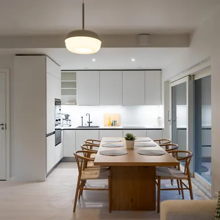 別荘 Brand New, Stylish House, Sauna, Parking *