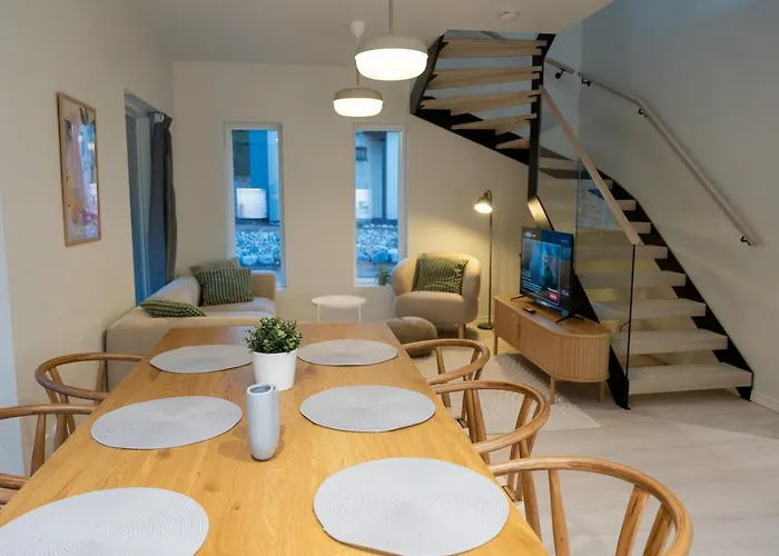 Brand New, Stylish House, Sauna, Parking 別荘