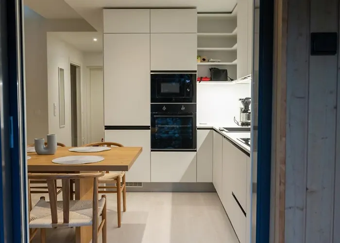 Brand New, Stylish House, Sauna, Parking 別荘